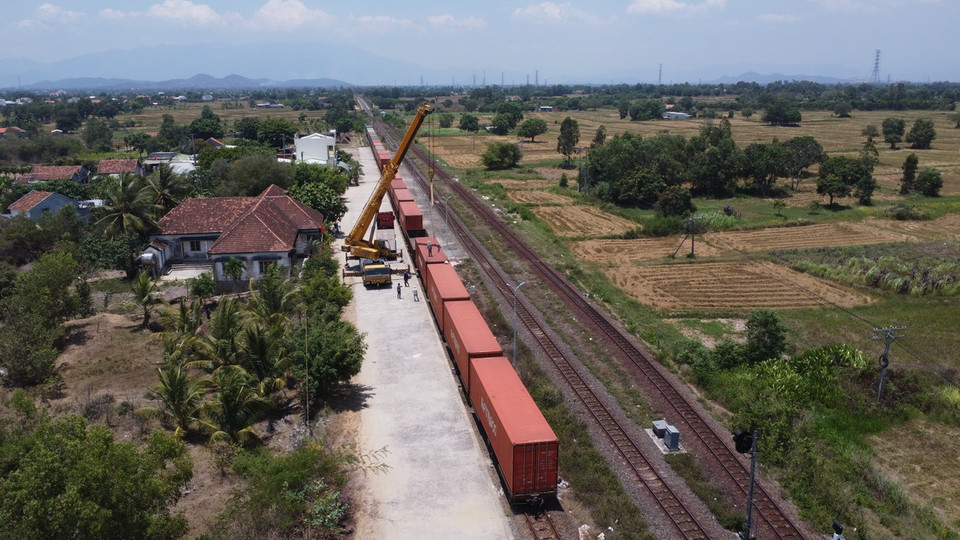 Tàu hàng lưu thông qua hầm Bãi Gió rất nhiều. Các công ty vận tải đường sắt ưu tiên những hàng nào mau hỏng sẽ tổ chức chuyển tải bằng ôtô, container. (Ảnh: Đặng Tuấn/TTXVN)