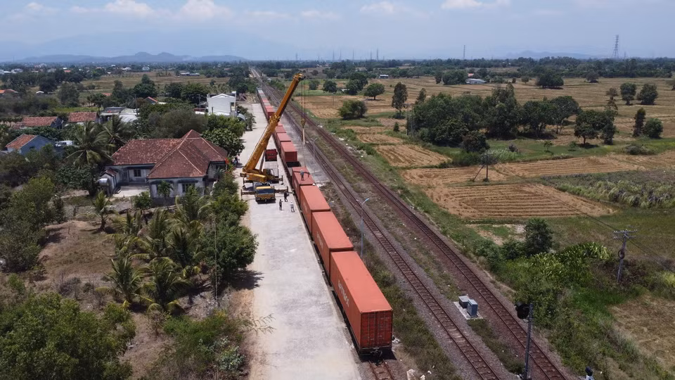 Tàu hàng lưu thông qua hầm Bãi Gió rất nhiều. Các công ty vận tải đường sắt ưu tiên những hàng nào mau hỏng sẽ tổ chức chuyển tải bằng ôtô, container. (Ảnh: Đặng Tuấn/TTXVN)