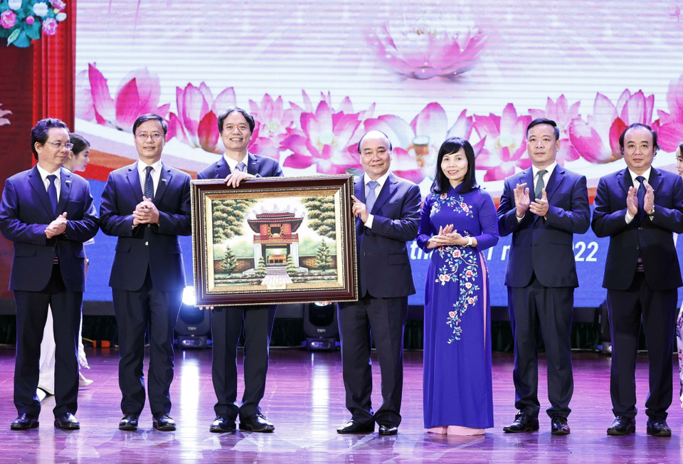 Chủ tịch nước Nguyễn Xuân Phúc tặng bức tranh Khuê Văn Các cho Trường Đại học Kinh tế Quốc dân. (Ảnh: Thống Nhất/TTXVN)