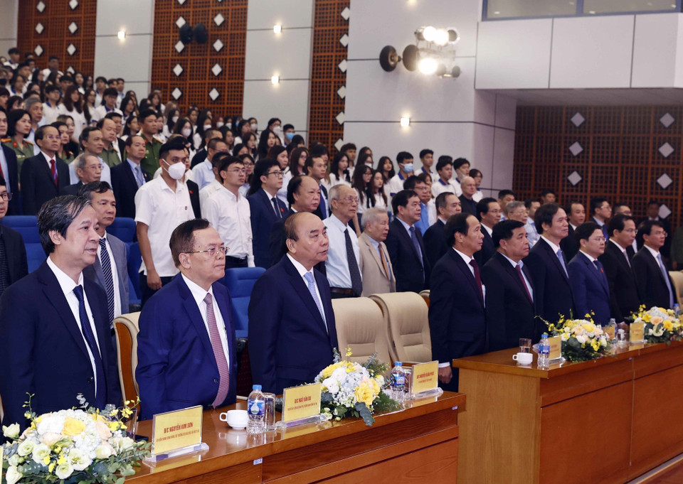 Chủ tịch nước Nguyễn Xuân Phúc và các đại biểu thực hiện nghi thức chào cờ. (Ảnh: Thống Nhất/TTXVN)