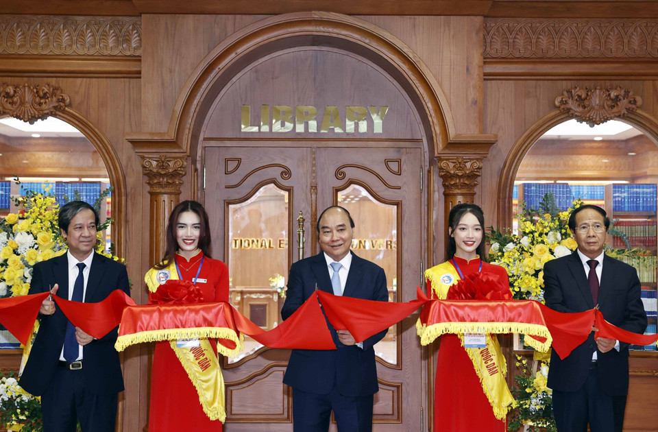 Chủ tịch nước Nguyễn Xuân Phúc và các đại biểu cắt băng khánh thành thư viện điện tử dùng chung cho 45 trường đại học. (Ảnh: Thống Nhất/TTXVN)