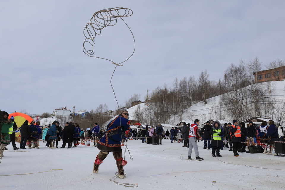 Thanh niên địa phương tham gia phần thi ném dây bắt hươu tại lễ hội. (Ảnh: Trần Hiếu/TTXVN)