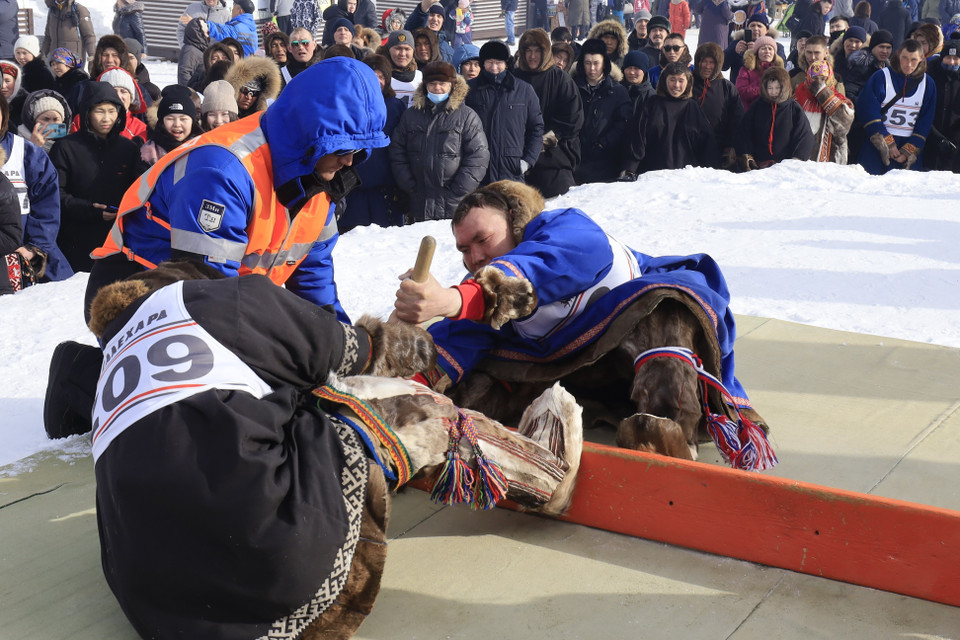 Cuộc thi kéo gậy có truyền thống từ lâu đời thể hiện sức mạnh và lòng quyết tâm của những người đàn ông vùng phương Bắc Nga. (Ảnh: Trần Hiếu/TTXVN)