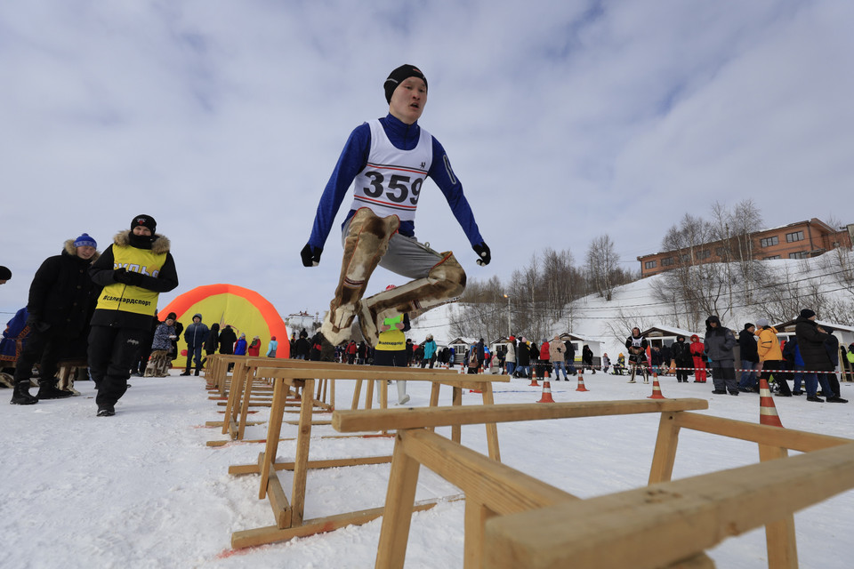 Các trò chơi truyền thống luôn thu hút sự tham gia thi tài của thanh niên bản địa. (Ảnh: Trần Hiếu/TTXVN)