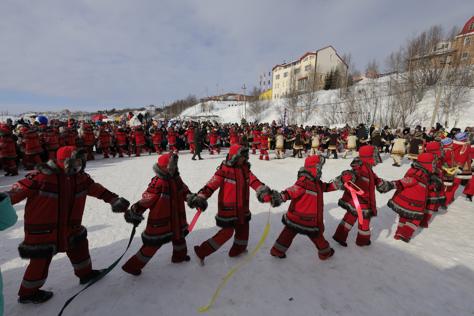 Thiếu nhi các dân tộc nối vòng tay lớn thể hiện sự đoàn kết trong ngày hội người chăn hươu phương Bắc. (Ảnh: Trần Hiếu/TTXVN)