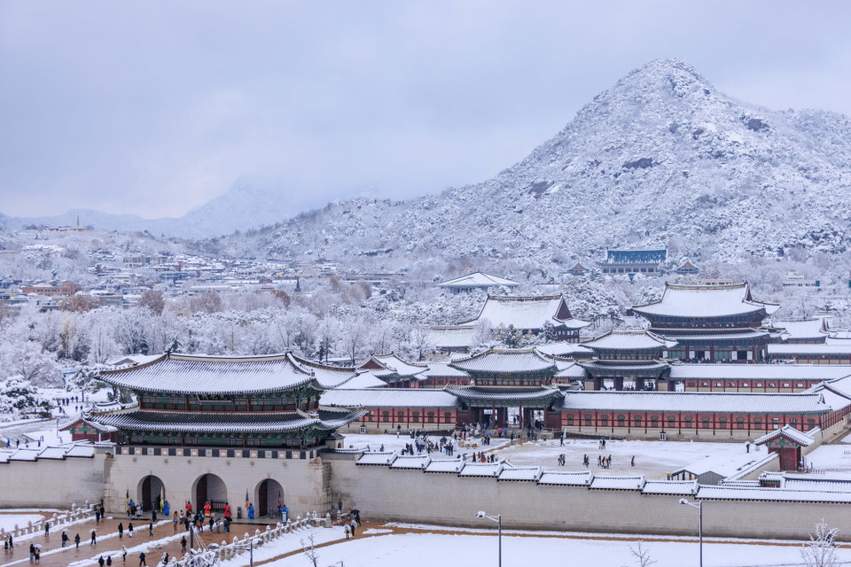 Thủ đô Seoul hứng chịu trận bão tuyết nghiêm trọng nhất trong hơn 50 năm qua. (Ảnh: Yonhap/TTXVN)