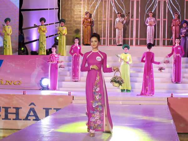 Duyên dáng với phần thi áo dài truyền thống. (Ảnh: Xuân Tùng/TTXVN)