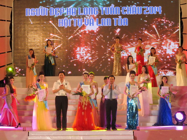 Ban tổ chức trao giải danh hiệu người đẹp cho 3 thí sinh xuất sắc tại đêm chung kết. (Ảnh: Xuân Tùng/TTXVN)