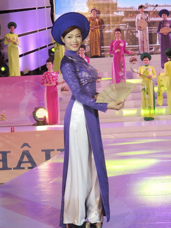 Duyên dáng với phần thi áo dài truyền thống. (Ảnh: Xuân Tùng/TTXVN)