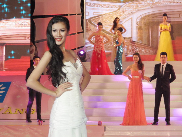 Sang trọng với trang phục dạ hội. (Ảnh: Xuân Tùng/TTXVN)