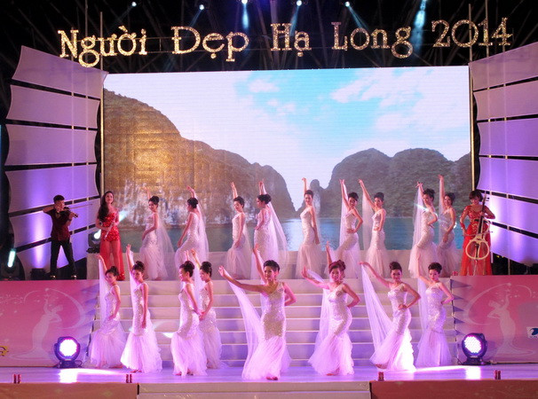 Màn múa khai mạc đêm chung kết của 20 người đẹp Hạ Long. (Ảnh: Xuân Tùng/TTXVN)