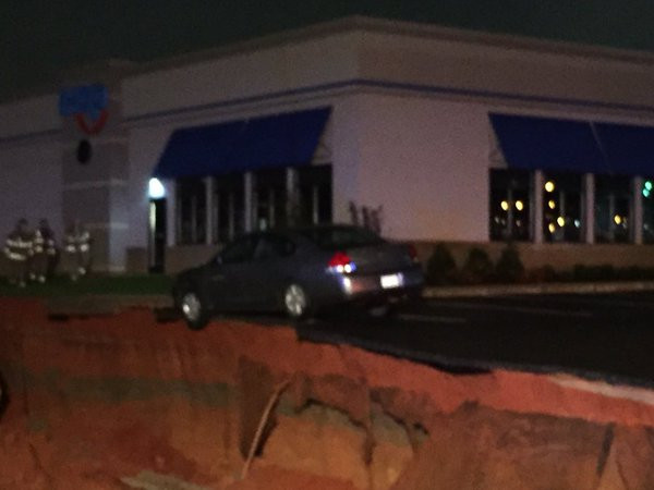 Người dân địa phương cho biết, những trận mưa lớn trong hai tuần qua có thể là nguyên nhân dẫn tới tự xuất hiện của cái 'hố tử thần.' (Nguồn: Twitter)