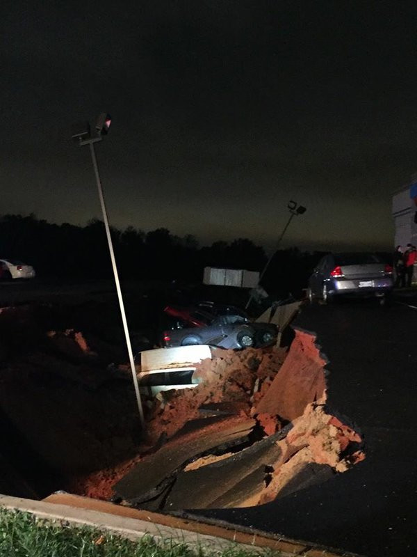 Tuy nhiên, khi chạy ra ngoài, họ thấy một cái hố lớn xuất hiện trên đường. (Nguồn: Twitter)