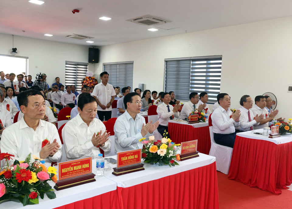 Chủ tịch nước Võ Văn Thưởng với các đại biểu tham dự buổi lễ. (Ảnh: Thống Nhất/TTXVN)