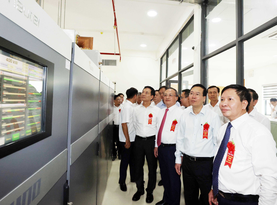 Chủ tịch nước Võ Văn Thưởng cùng các đại biểu tham quan Đài phát sóng AM/DRM khu vực Nam Trung Bộ. (Ảnh: Thống Nhất/TTXVN)