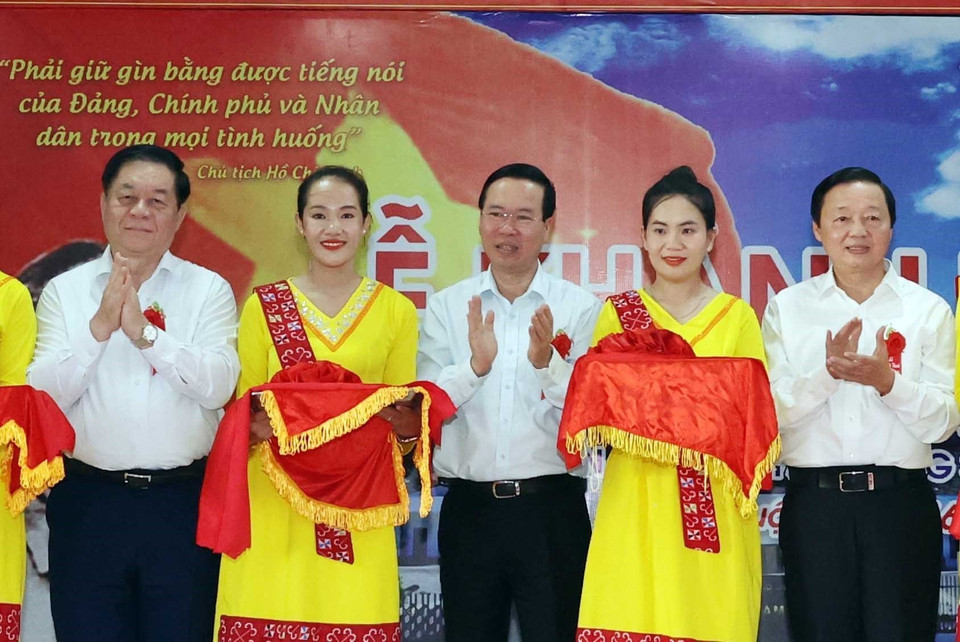 Chủ tịch nước Võ Văn Thưởng cùng các đại biểu cắt băng khánh thành. (Ảnh: Thống Nhất/TTXVN)