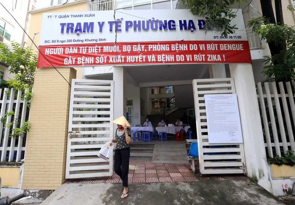 Sở Y tế Hà Nội đã triển khai khám sức khỏe miễn phí cho người dân tại hai địa điểm là Trạm Y tế phường Hạ Đình và Trạm Y tế phường Thanh Xuân Trung. (Ảnh: Huy Hùng/TTXVN)