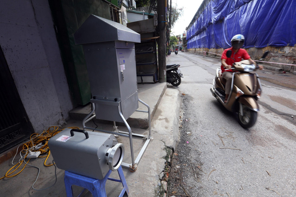 Thiết bị đo thể tích tro bụi trong không khí của Viện Hàn lâm Khoc học và Công nghệ Việt Nam đặt tại khu vực hàng rào Công ty Rạng Đông. (Ảnh: Huy Hùng/TTXVN)