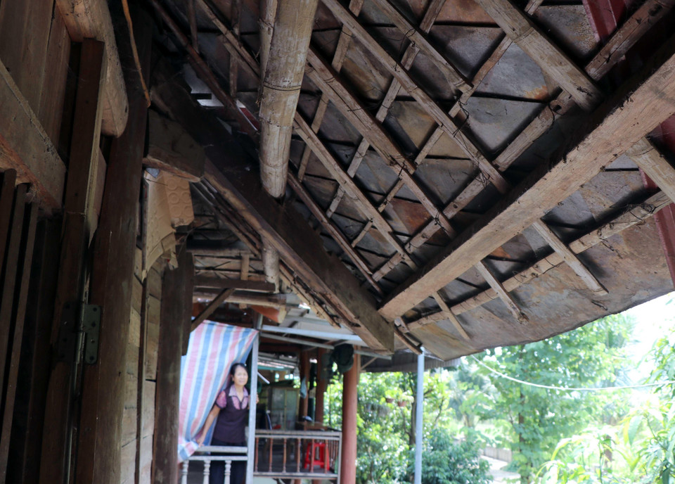 Mái nhà lợp đá của người Thái ngành Thái trắng tại thị xã Mường Lay (Điện Biên). (Ảnh: Xuân Tiến/TTXVN)