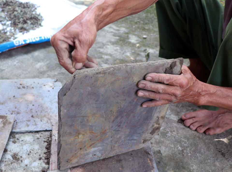 Đá có màu nâu, đen, xám dùng lợp mái nhà sàn của người Thái ngành Thái trắng tại thị xã Mường Lay (Điện Biên).(Ảnh: Xuân Tiến/TTXVN)