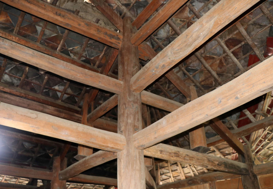 Mái nhà lợp đá của người Thái ngành Thái trắng tại thị xã Mường Lay (Điện Biên). (Ảnh: Xuân Tiến/TTXVN)