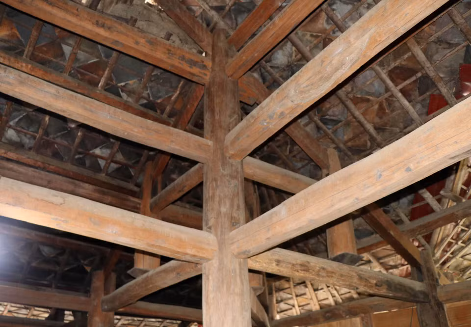 Mái nhà lợp đá của người Thái ngành Thái trắng tại thị xã Mường Lay (Điện Biên). (Ảnh: Xuân Tiến/TTXVN)