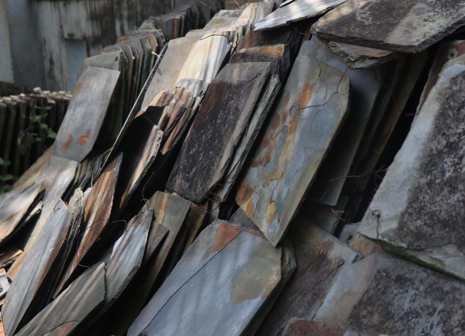 Những viên đá sử dụng lợp mái nhà sàn.(Ảnh: Xuân Tiến/TTXVN)