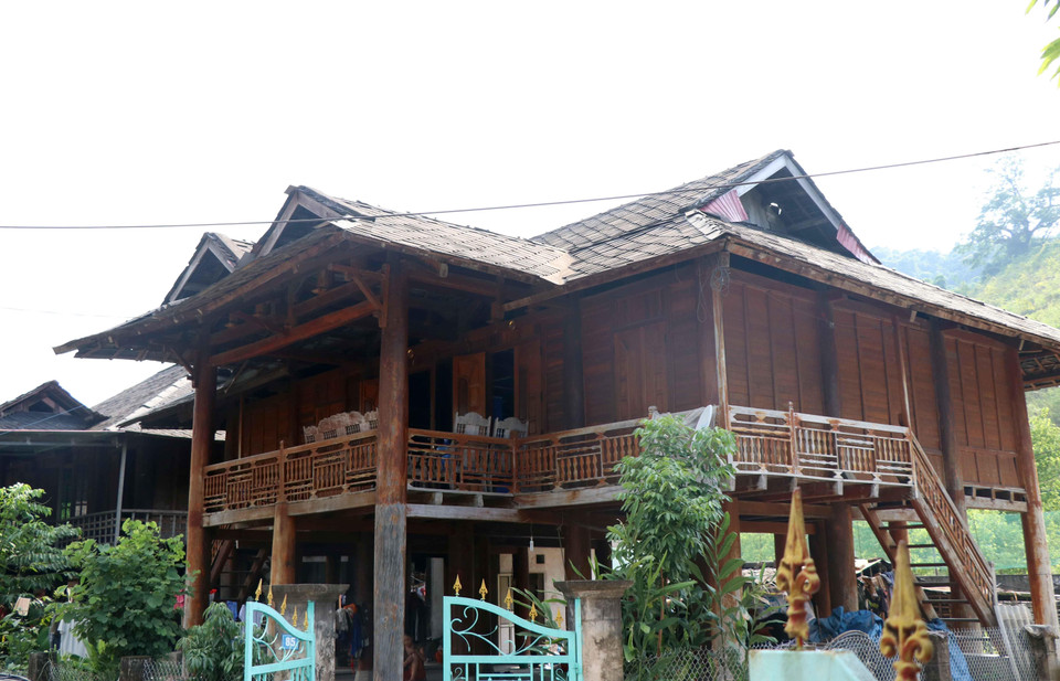 Những ngôi nhà sàn truyền thống mái lợp bằng đá màu nâu, đen - loại đá đặc trưng tại các khu vực ven sông Đà đã tạo nên những công trình kiến trúc độc đáo của người Thái ngành Thái trắng tại thị xã Mường Lay (Điện Biên). (Ảnh: Xuân Tiến/TTXVN)