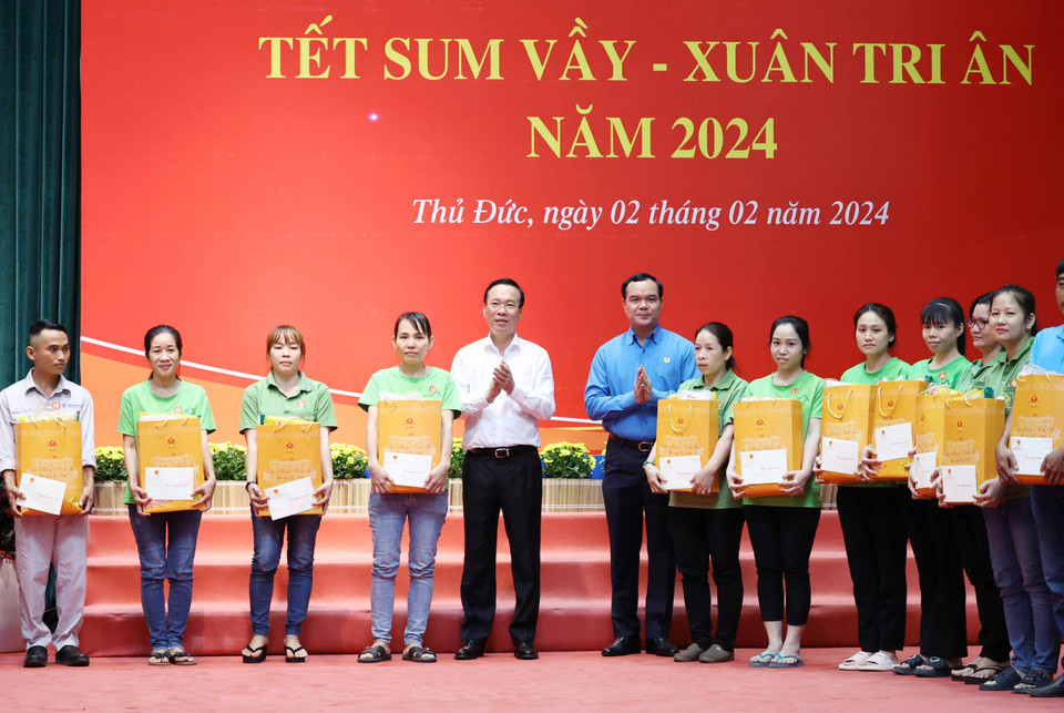Chủ tịch nước Võ Văn Thưởng tặng quà cho công nhân, người lao động, gia đình có hoàn cảnh khó khăn tại thành phố Thủ Đức, Thành phố Hồ Chí Minh. (Ảnh: Thống Nhất/TTXVN)