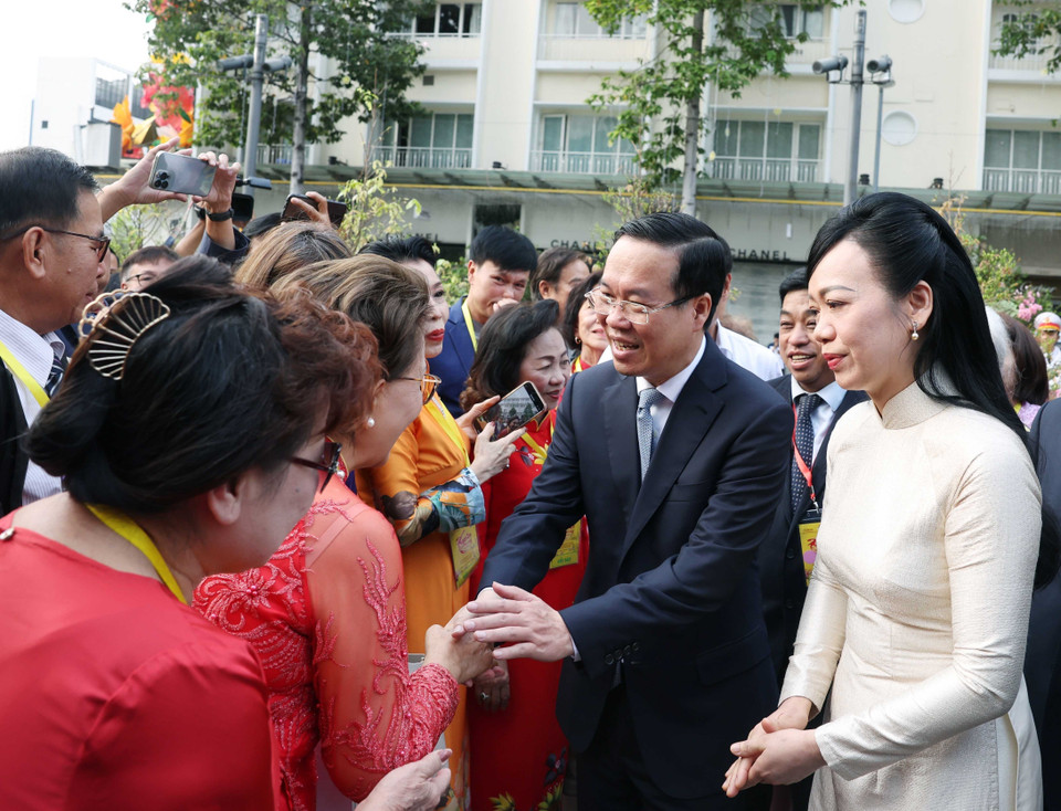 Chủ tịch nước Võ Văn Thưởng và phu nhân với các kiều bào. (Ảnh: Thống Nhất/TTXVN)