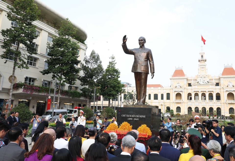 Chủ tịch nước Võ Văn Thưởng cùng kiều bào dâng hoa tưởng niệm Chủ tịch Hồ Chí Minh tại trung tâm Thành phố Hồ Chí Minh. (Ảnh: Thống Nhất/TTXVN)