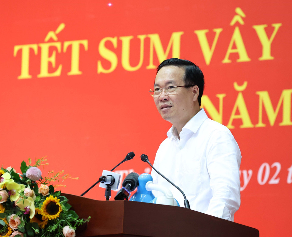 Chủ tịch nước Võ Văn Thưởng chúc Tết công nhân, người lao động, gia đình có hoàn cảnh khó tại thành phố Thủ Đức, Thành phố Hồ Chí Minh. (Ảnh: Thống Nhất/TTXVN)