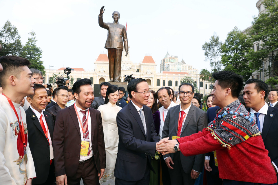 Chủ tịch nước Võ Văn Thưởng và phu nhân với các kiều bào. (Ảnh: Thống Nhất/TTXVN)