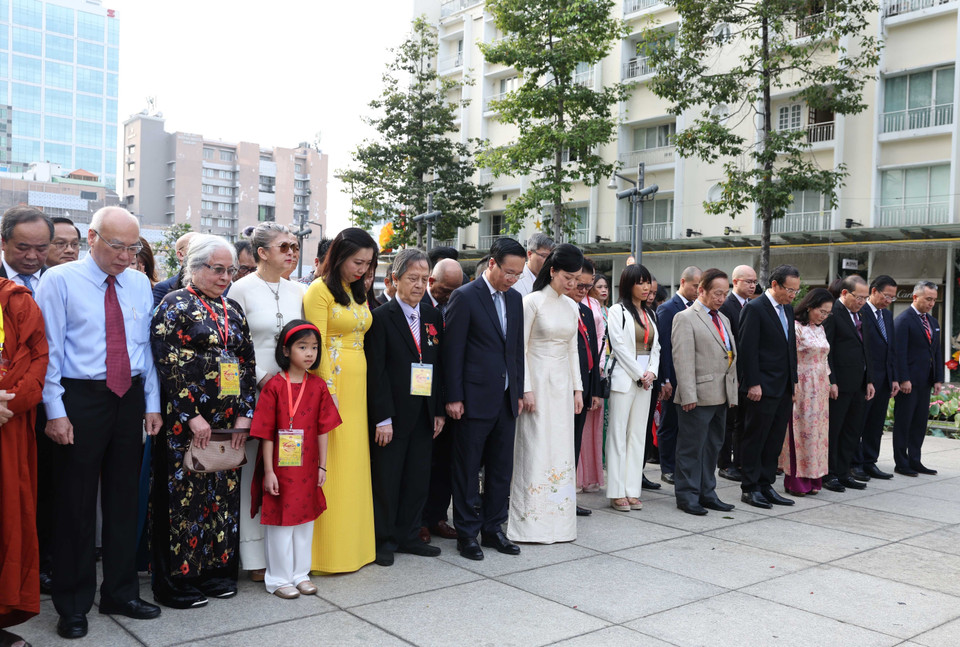 Chủ tịch nước Võ Văn Thưởng cùng kiều bào tưởng niệm Chủ tịch Hồ Chí Minh. (Ảnh: Thống Nhất/TTXVN)