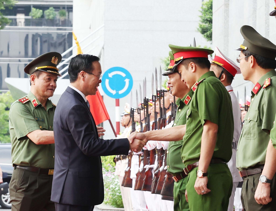 Chủ tịch nước Võ Văn Thưởng với lãnh đạo Công an Thành phố Hồ Chí Minh. (Ảnh: Thống Nhất/TTXVN)