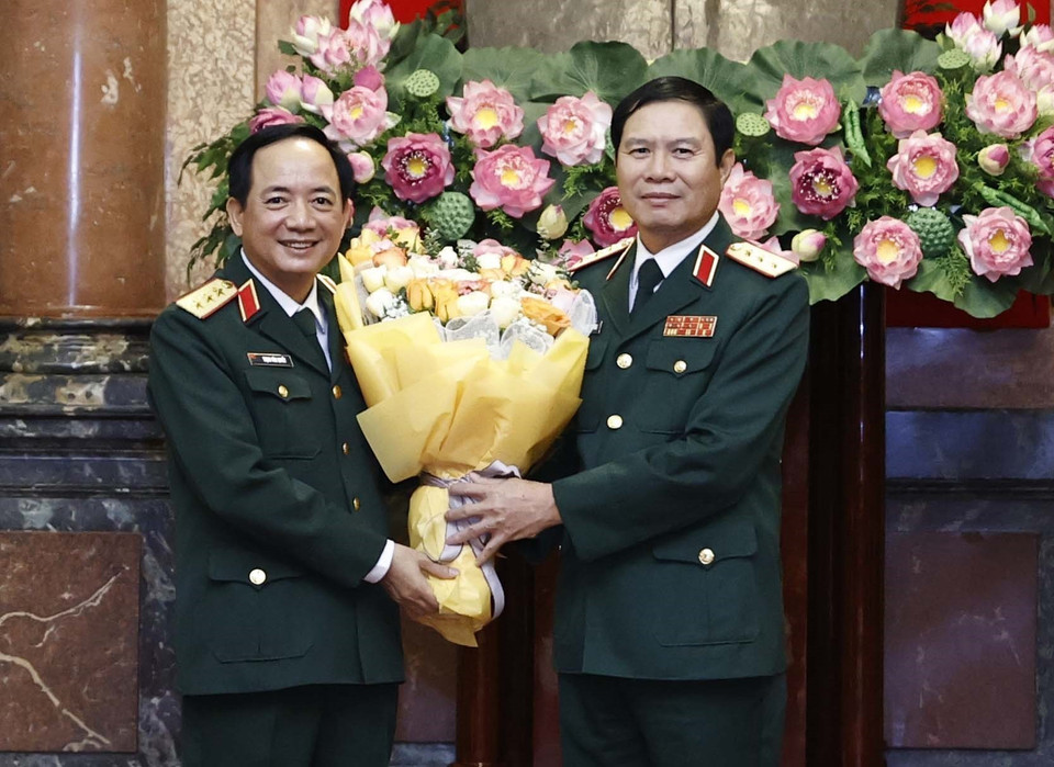 Thượng tướng Nguyễn Tân Cương, Tổng tham mưu trưởng QĐND Việt Nam chúc mừng đồng chí Trịnh Văn Quyết. (Ảnh: Thống Nhất/TTXVN)