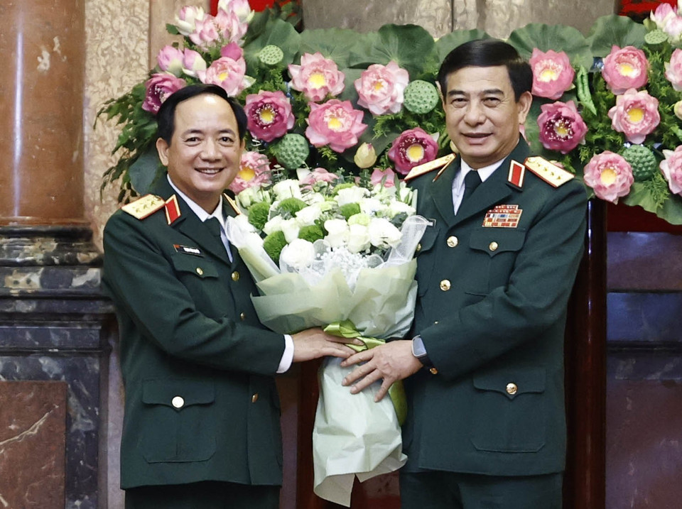 Đại tướng Phan Văn Giang, Bộ trưởng Bộ Quốc phòng chúc mừng đồng chí Trịnh Văn Quyết. (Ảnh: Thống Nhất/TTXVN)
