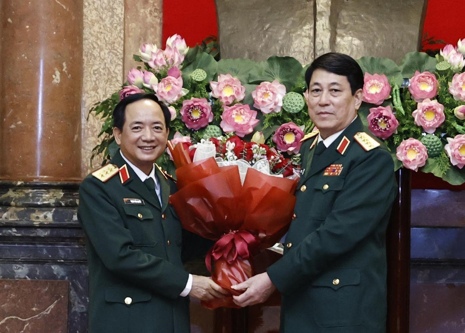 Đại tướng Lương Cường, Chủ nhiệm Tổng cục Chính trị Quân đội Nhân dân Việt Nam chúc mừng đồng chí Trịnh Văn Quyết. (Ảnh: Thống Nhất/TTXVN)