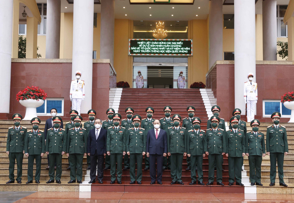 Chủ tịch nước Nguyễn Xuân Phúc chụp ảnh chung với lãnh đạo Học viện Quốc phòng. (Ảnh: Thống Nhất/TTXVN)