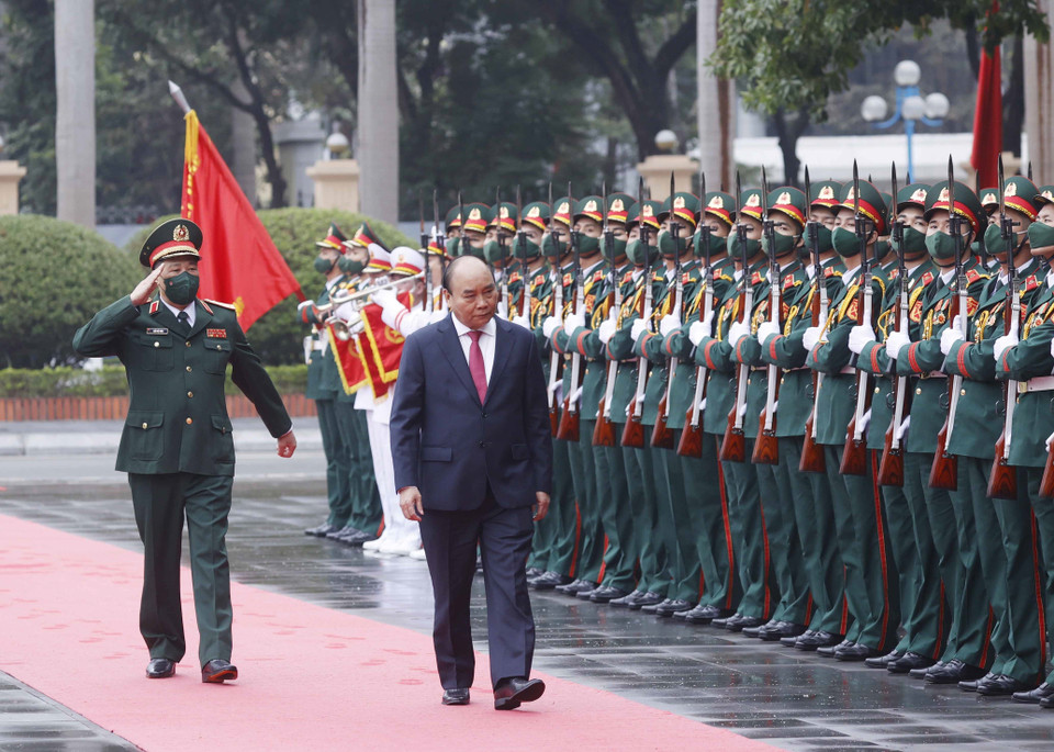 Chủ tịch nước Nguyễn Xuân Phúc duyệt đội danh dự. (Ảnh: Thống Nhất/TTXVN)