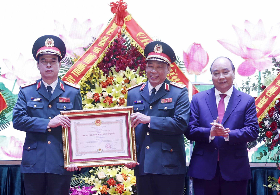 Chủ tịch nước Nguyễn Xuân Phúc trao Huân chương Bảo vệ Tổ quốc hạng Nhất cho Học viện Quốc phòng. (Ảnh: Thống Nhất/TTXVN)