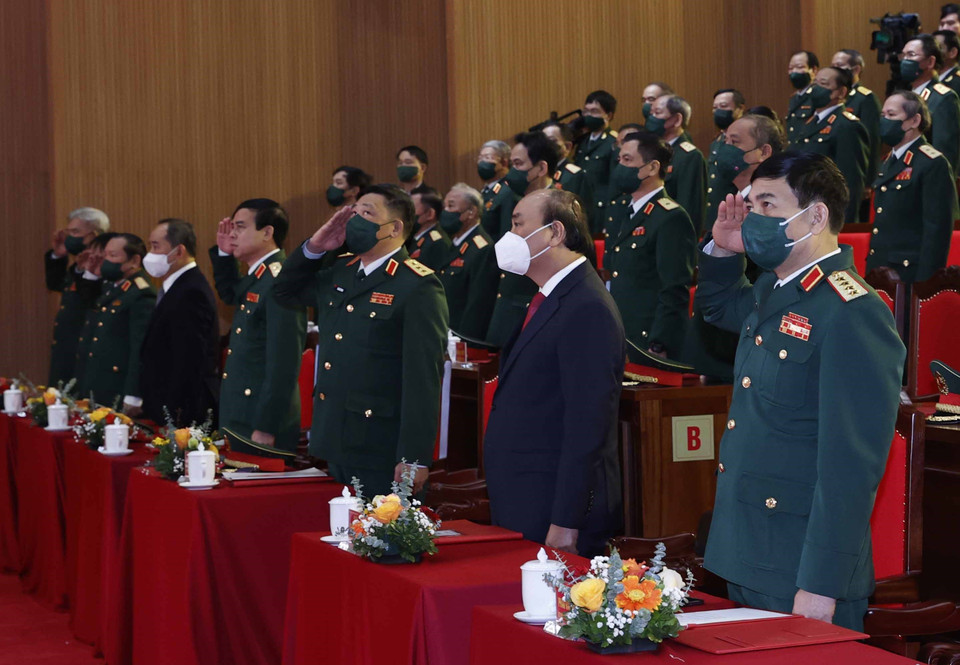 Chủ tịch nước Nguyễn Xuân Phúc và các đại biểu thực hiện nghi lễ chào cờ. (Ảnh: Thống Nhất/TTXVN)