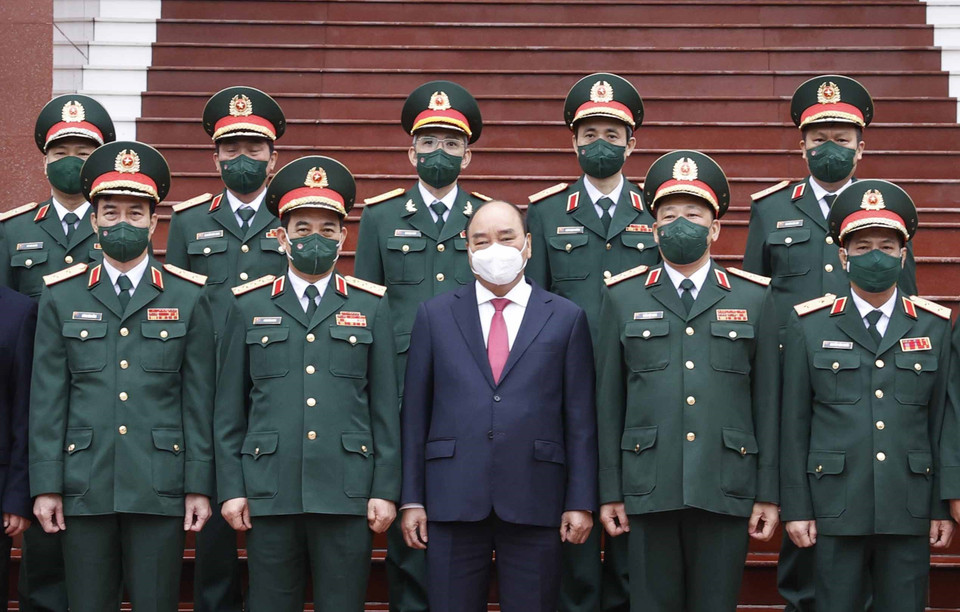 Hình ảnh Chủ tịch nước Nguyễn Xuân Phúc chụp ảnh chung với lãnh đạo Học viện Quốc phòng. (Ảnh: Thống Nhất/TTXVN)