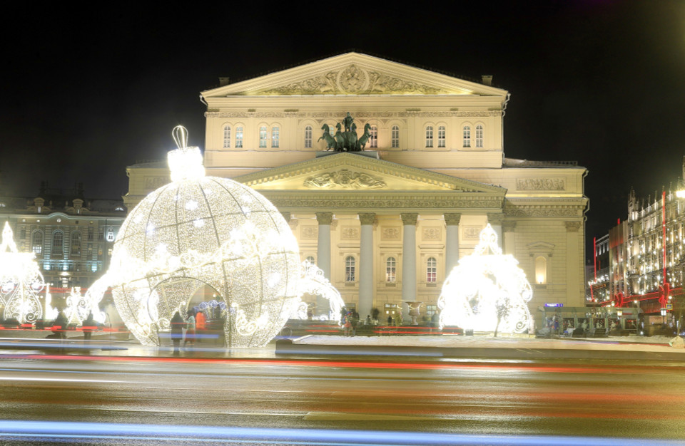 Quảng trường Nhà hát lớn ở trung tâm Moskva được trang hoàng lộng lẫy trước thềm Năm mới 2022. (Ảnh: Trần Hiếu/TTXVN)