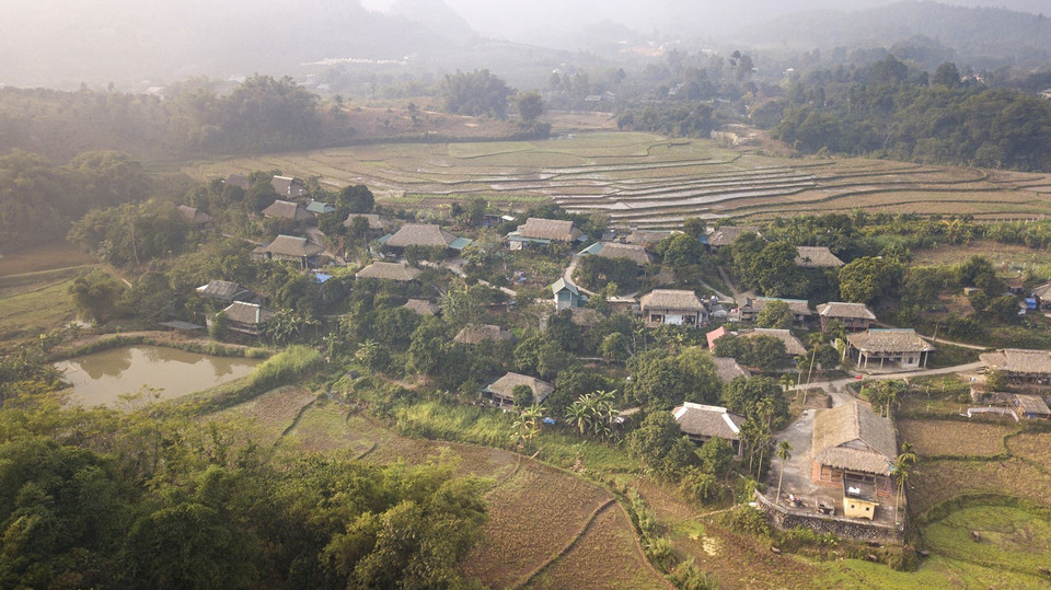 Bản Giang Mỗ nằm dưới thung lũng chân núi Mỗ, xung quanh bản là màu xanh của nương lúa và núi rừng. (Ảnh: Trọng Đạt/TTXVN)