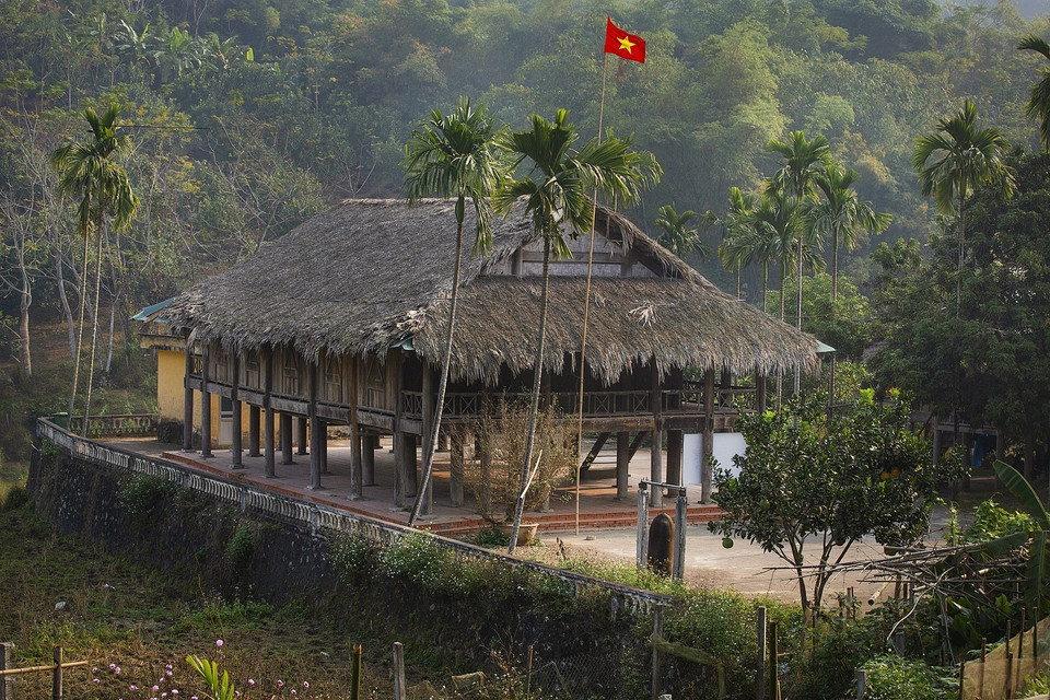 Kiến trúc của những ngôi nhà sàn cổ hình con rùa (nhà rùa) của đồng bào Mường vẫn còn nguyên vẹn tại bản Giang Mỗ. (Ảnh: Trọng Đạt/TTXVN)