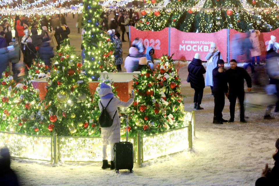 Du khách đến thăm Moskva để tận hưởng không khí chào đón năm mới 2022. (Ảnh: Trần Hiếu/TTXVN)