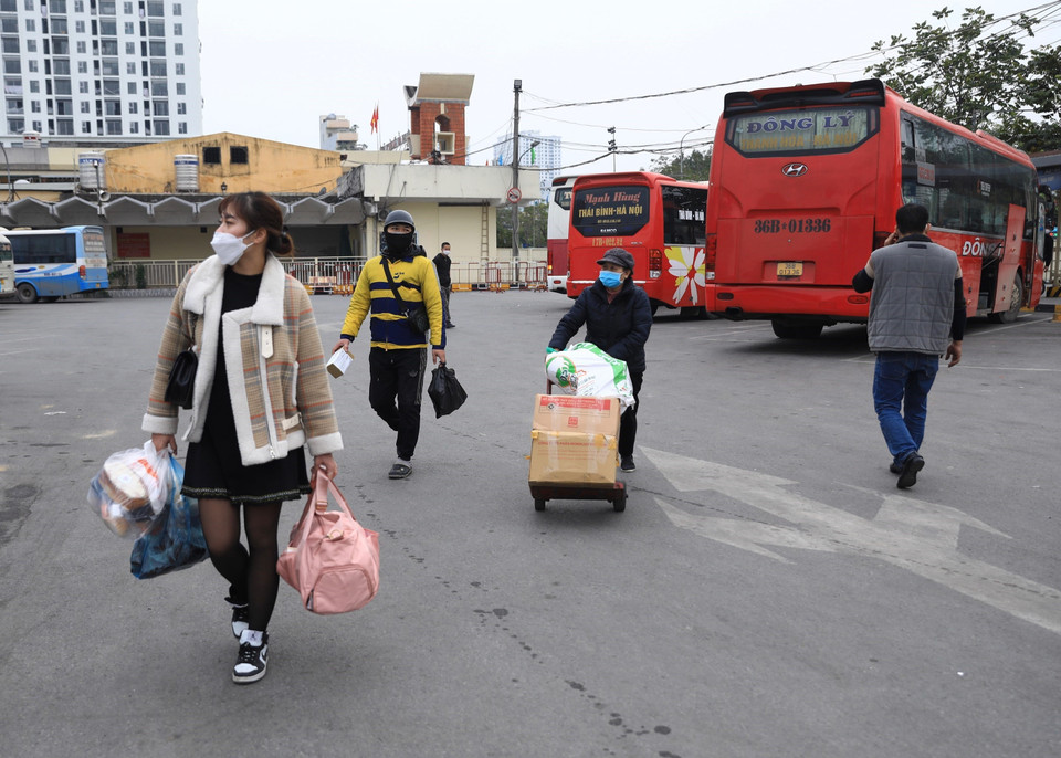 Tất cả người dân vào bến xe Giáp Bát bắt buộc phải đeo khẩu trang để phòng, chống dịch COVID-19. (Ảnh: Hoàng Hiếu/TTXVN)