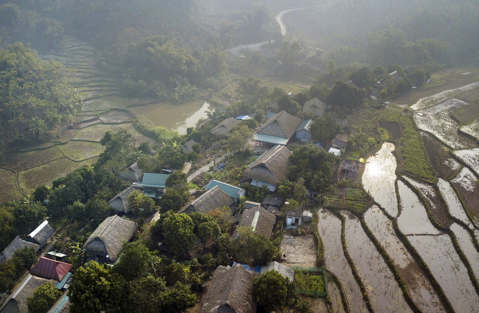 Cuộc sống yên bình tại bản Giang Mỗ. (Ảnh: Trọng Đạt/TTXVN)