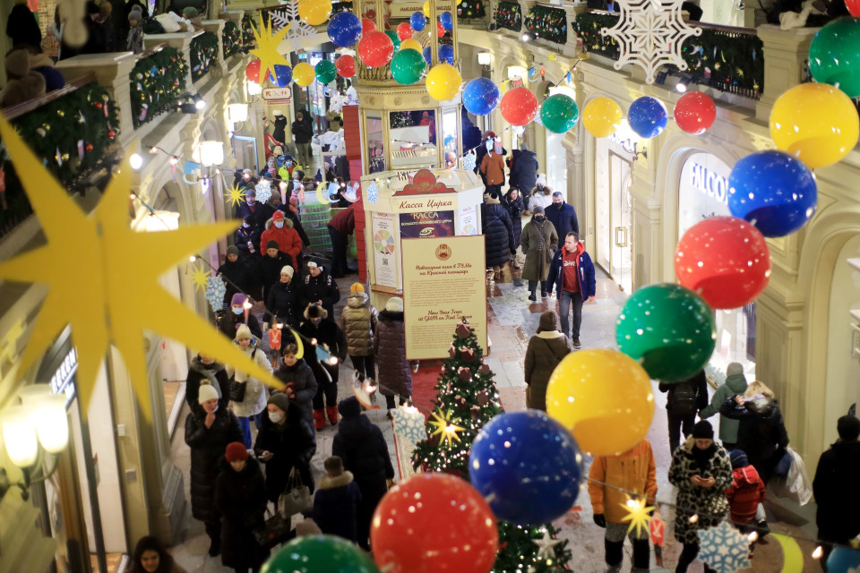 Các trung tâm thương mại luôn chật kín khách tham quan trong dịp năm mới. (Ảnh: Trần Hiếu/TTXVN)